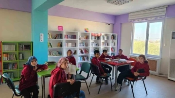 Aslanapa’da öğrenciler bazı dersleri Halk Kütüphanesinde işliyorlar
