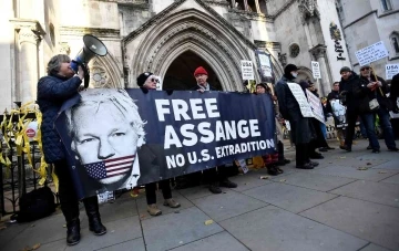 Assange ile görüşen ABD’li gazeteci ve avukatlar gözetlendikleri iddiası ile CIA’ye dava açtı
