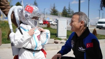 Astronot kıyafetli 5 yaşındaki Mira, Alper Gezeravcı’yı Türk bayrağıyla karşıladı
