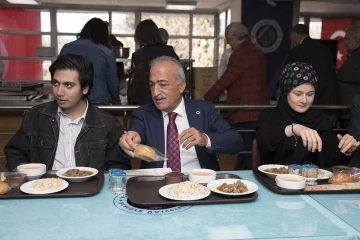 Atatürk Üniversitesinden öğrencilerine ücretsiz iftar yemeği
