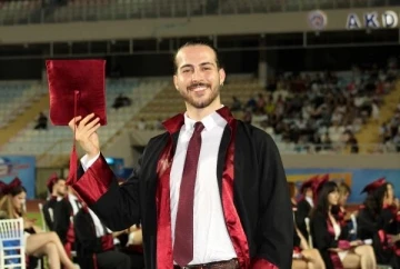 AÜ Tıp Fakültesi'nin en 'Mutlu'su mezun oldu