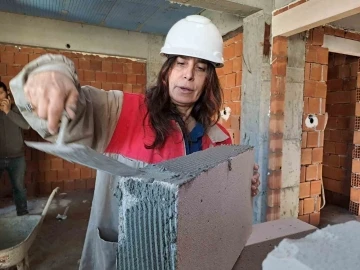 Aylık 60 bin liraya çalıştıracak usta bulamayan kadın müteahhit inşaatta kendi çalışıyor
