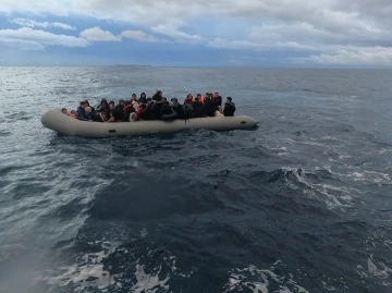 Ayvalık açıklarında 56 düzensiz göçmen yakalandı
