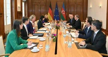 Azerbaycan Dışişleri Bakanı Almanya'da Temaslarda Bulundu