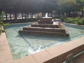 Azerbaycan Dostluk ve Kardeşlik parkına bakım ve süs havuzu onarı yapıldı
