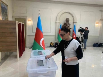 Azerbaycanlılar ülkelerindeki seçim için Ankara’da sandık başına gidiyor
