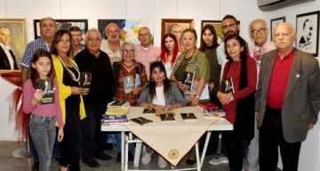 Azeri şair kitabını Antalya'da imzaladı
