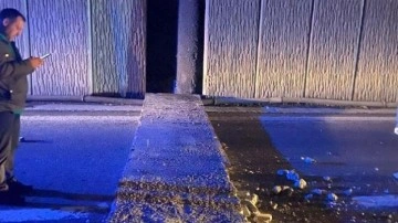 Bağcılar'da yola düşen beton parçası iki otomobile zarar verdi