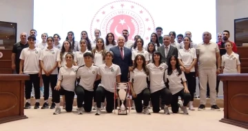 Bakan Güler, Yüksekova Belediyespor’un kadın futbolcularını ağırladı
