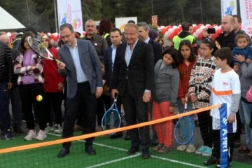 Bakan Kasapoğlu, Kahramanmaraş'ta portatif tenis kortu açtı