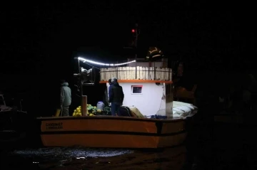Balıkçı teknesinden düşen tayfayı arama çalışmaları sürüyor
