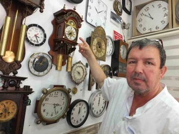 Balıkesir’de 50 yıllık tamircinin asırlık saatleri
