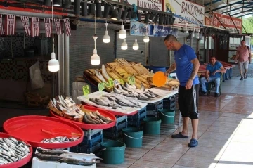 Bandırma balık pazarında bayram sonrasında hareketlilik bekliyor
