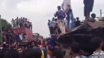 Bangladeş’te yük treni ile yolcu treninin kafa kafaya çarpıştı