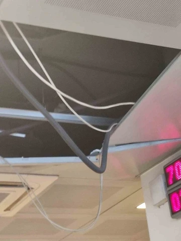 Bankanın tavanı çöktü, müşteri yaralandı
