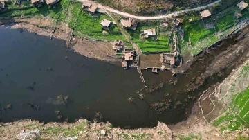 Barajın su seviyesi düştü, tarihi köy evleri ortaya çıktı
