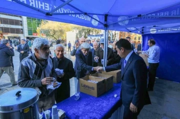 Başkan Aras’tan bayram sabahı vatandaşlara simit ve peynir
