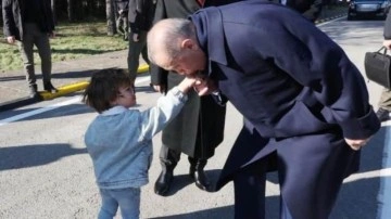 Başkan Erdoğan elini öpen minik Zayn&rsquo;a elini öperek karşılık verdi