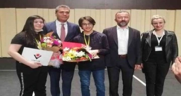 Başkan Fadıloğlu proje yarışmasında birinci olan öğrencileri tebrik etti