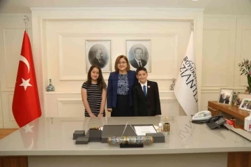 Başkan Fatma Şahin koltuğu çocuklara devretti

