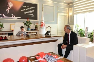 Başkan Menderes Dal koltuğunu çocuk başkana devretti

