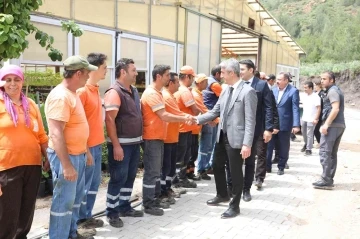 Başkan Oktay, belediye personeliyle bayramlaştı
