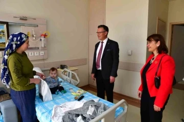 Başkan Öküzcüoğlu hastanede tedavi gören çocukların bayramını kutladı
