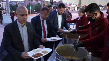 Başkan Önal, son iftar yemeğinde vatandaşlarla birlikte oruç açtı
