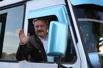 Başkan Palancıoğlu klasik araçlarla bayram havasında seçim turu attı

