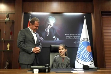 Başkan Seçer, koltuğunu 4’üncü sınıf öğrencisi Esma’ya bıraktı
