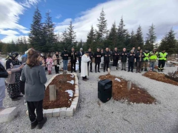Başkan Zelyurt, Doğanşehir’de depremde hayatını kaybedenlerin mezarlarını ziyaret etti
