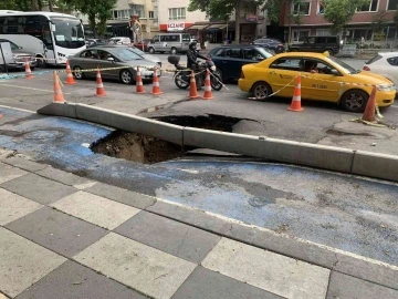 Başkent’te sağanak yağış sonrası yol çöktü
