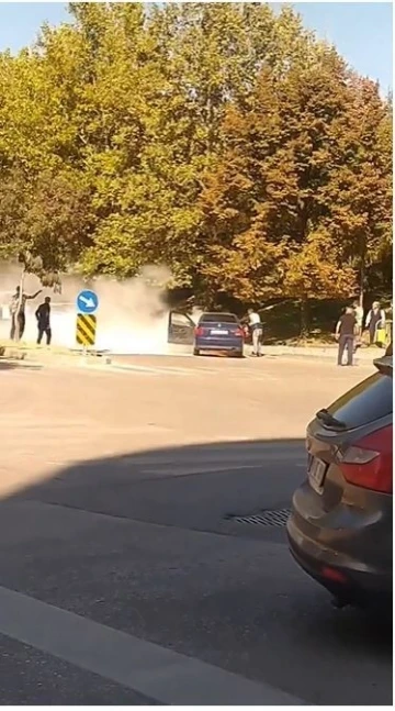 Başkentte bir sürücü yanan aracını kendi çabasıyla söndürmeye çalıştı
