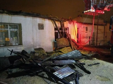 Bayburt’ta evin çatısı yandı
