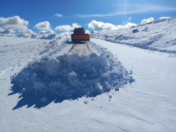 Bayburt’un yüksek kesimleri karla kaplandı
