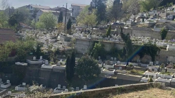 Bayram öncesi vatandaşlardan mezar ziyareti
