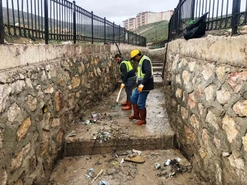Belediye ekipleri taşkın koruma kanallarını temizledi
