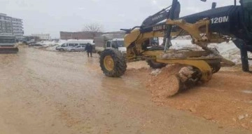 Besni Belediyesi bozulan yolları onarıyor