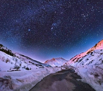 Beyaza bürünen Bitlis’in yıldızlarla bütünleşmesi hayran bırakıyor
