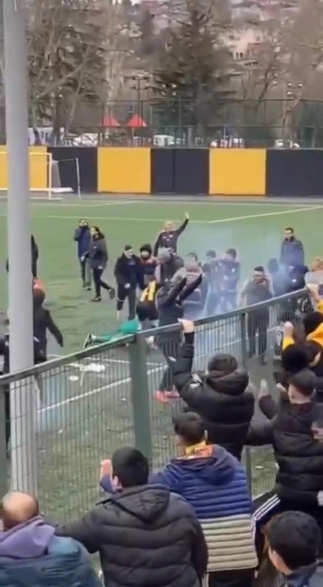 Beykoz’da amatör lig maçında kavga: Tekmeler yumruklar havada uçuştu

