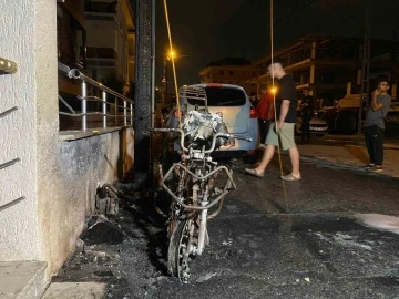 Beylikdüzü’nde doğal gaz kutusu alev alev yandı, 1 motosiklet küle döndü
