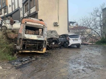 Beyoğlu’nda park halindeki minibüste çıkan yangın büyük panik yarattı