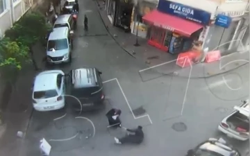 Beyoğlu’nda sokak ortasında çatışma kamerada
