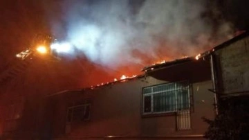 Beyoğlu'nda 3 katlı binanın çatısında çıkan yangın söndürüldü
