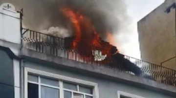 Beyoğlu'nda otelin çatısında feci yangın!