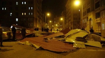 Bingöl’de şiddetli rüzgar çatıları uçurdu, otomobiller zarar gördü
