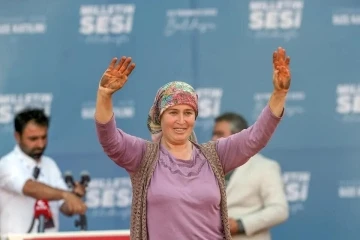 Binlerce CHP’linin alkışladığı Esma AK Parti rozeti taktı
