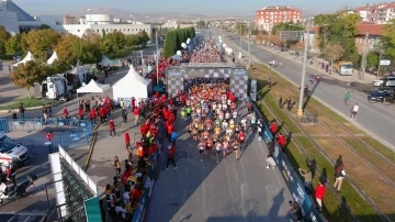 Binlerce sporcu 2. Uluslararası Konya Yarı Maratonu’nda “iyilik” için koştu
