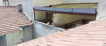 Bir haftadır çatıda olan kedi kurtarılmayı bekliyor
