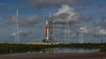Bir sonraki deneme Kasım'da! NASA, Artemis I görevinde kullanacağı roketi hangara çekti